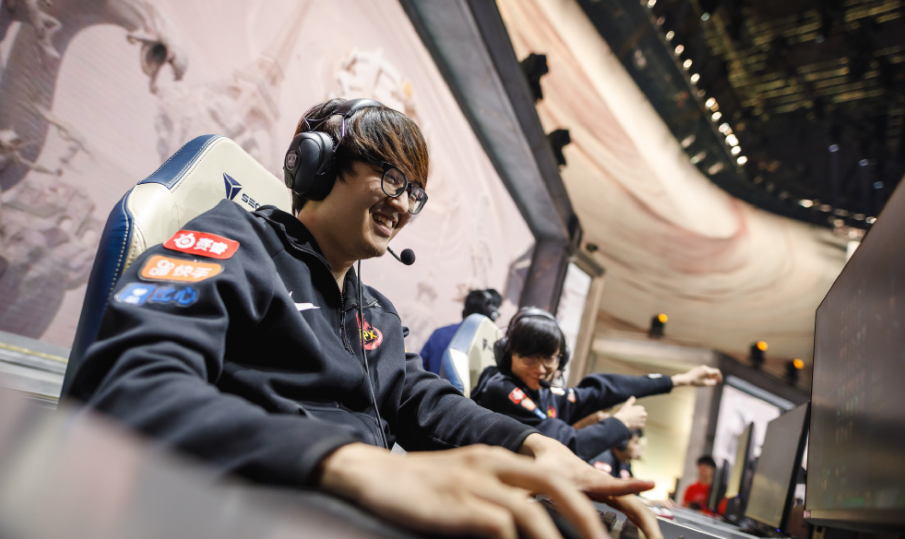 关于爆冷引发热议！，西亚卡姆在FPX比赛中锐不可当观众掌声雷动的信息